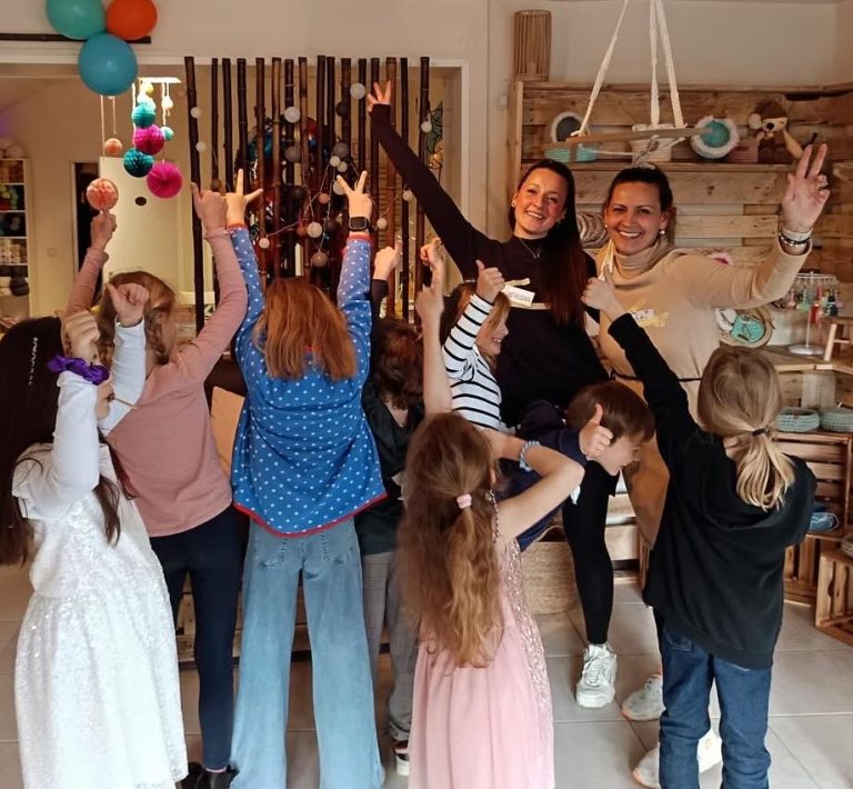 Fröhliche Kindern feiert einen kreativen Kindergeburtstag in der Kreativwerkstatt in Kaarst