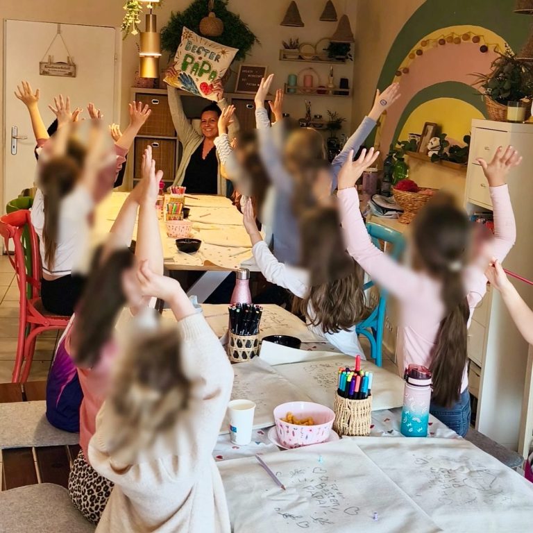 Glückliche Kindergruppe bei einem kreativen Workshop in Patinas Kreativwerkstatt in Kaarst-Holzbüttgen.