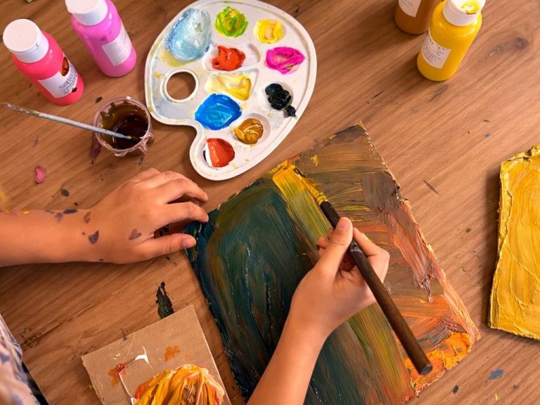 Kinder basteln gemeinsam am Tisch in der Kreativwerkstatt in Kaarst-Holzbüttgen.